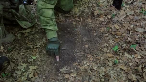 Guerreros guerrilleros de guerrilla en formación llevando a cabo su plan de ataque de armas . — Vídeos de Stock