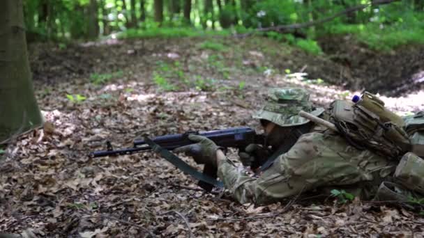 Guerilla partisan kriger med sikte på skogs bakhold bærende sin pistol . – stockvideo