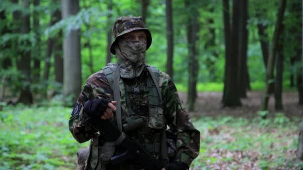 Gerilla krigare på vakt bära bössan i skogen. — Stockvideo
