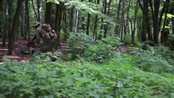 Guérilla guerriers partisans attaquant visant dans une embuscade forestière portant leurs armes . — Video