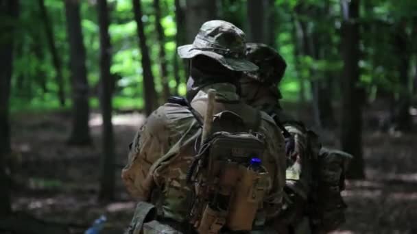 ゲリラ戦士部隊の司令官は森の茂みの中で彼の戦闘機を指示します。. — ストック動画