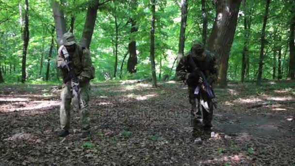 Партизаны партизаны атакуют, целясь в лесную засаду с оружием. Обучение маневрам на поле боя . — стоковое видео