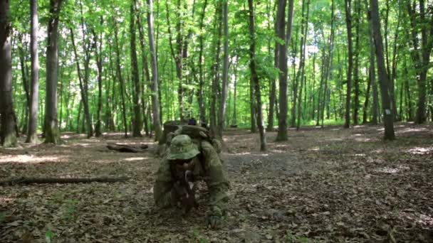 Guerreros partisanos guerrilleros atacan apuntando a emboscada forestal llevando sus armas . — Vídeo de stock