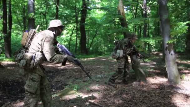 게릴라 빨치산 전사 목표로 그들의 총을 들고 숲 매 복 공격. 전쟁 전장 기동 훈련. — 비디오
