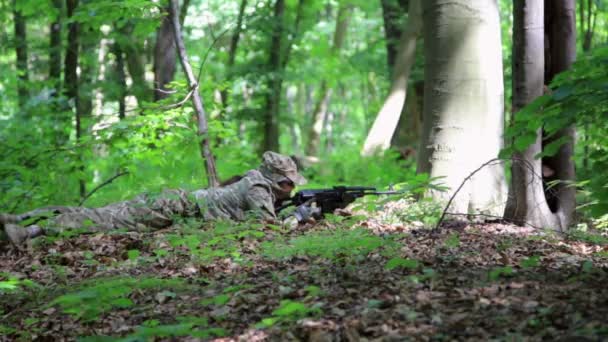 Guerilla guerriero partigiano cecchino mirare in agguato foresta portando la sua pistola . — Video Stock