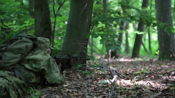 Francotirador guerrero partidario de la guerrilla apuntando en una emboscada forestal llevando su arma . — Vídeos de Stock