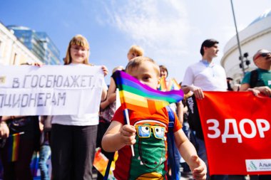 Kiev, Ukrayna - 18 Haziran 2017: Gökkuşağı bayrağı sallayarak gurur Eşcinsel geçit töreninde yer alan küçük çocuk