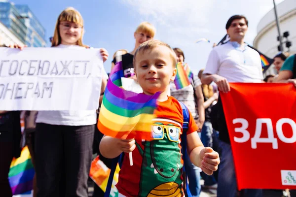 Kiev, Ukrayna - 18 Haziran 2017: Gökkuşağı bayrağı sallayarak gurur Eşcinsel geçit töreninde yer alan küçük çocuk