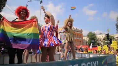 Kiev, Ukrayna - 18 Haziran: erkek sürükleyin karakter Kiev lgbt gay geçit üzerinde poz sanatçılar