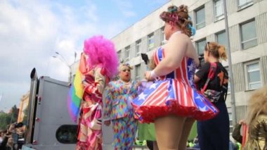 Kiev, Ukrayna - 18 Haziran: erkek sürükleyin karakter Kiev lgbt gay geçit üzerinde poz sanatçılar