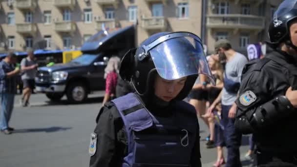 KYIV, UKRAINE - 18 JUIN : Des gardes de sécurité de la police défilent gay à Kiev — Video