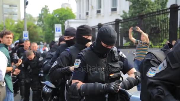 Kiev, Ukraina - 18 juni: polisen säkerhetsvakter på gay parad mars i Kiev — Stockvideo