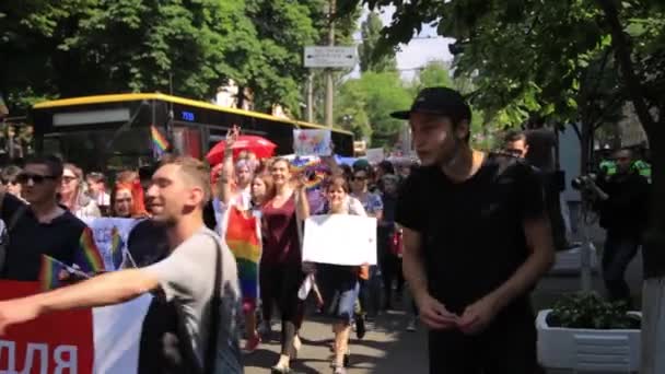 基辅，乌克兰-6 月 18 日： Lqbt 同性恋女同性恋骄傲游行三月的平等在基辅 — 图库视频影像