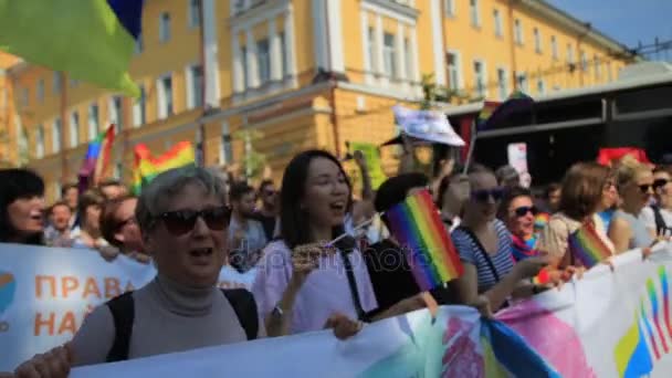 Kiev, Ukraina - 18 juni: Lqbt gay lesbisk pride parade-marsch av jämställdhet i Kiev — Stockvideo