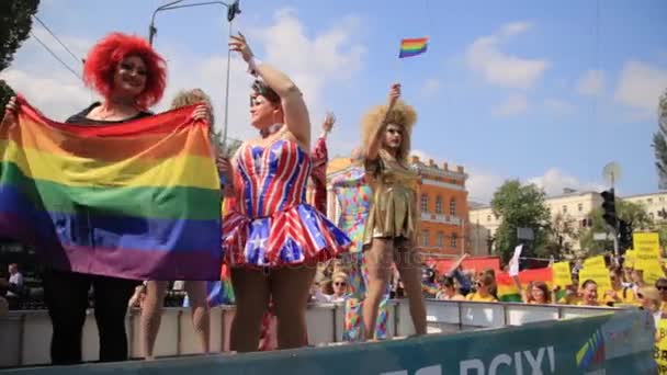 Kiev, Oekraïne - 18 juni: vrouwelijke Sleep kunstenaars poseren in teken op lgbt gay parade in Kiev — Stockvideo