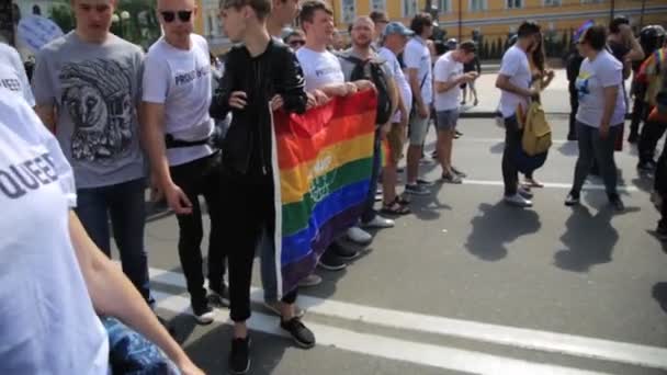 QUIIV, UCRÂNIA - 18 DE JUNHO: LQBT gay lésbica orgulho desfile marcha de igualdade em Kiev — Vídeo de Stock