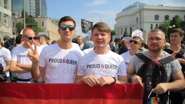 KYIV, UKRAINE - 18 JUNE: parade kebanggaan gay lesbian LQBT berbaris kesetaraan di Kiev — Stok Video