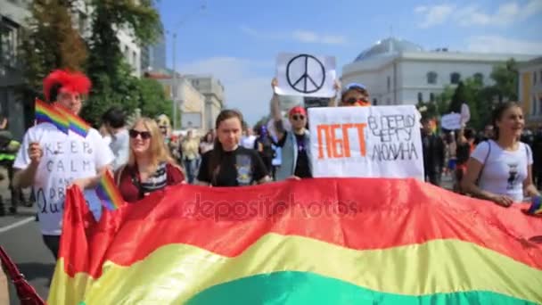 KYIV, UCRANIA - 18 DE JUNIO: Marcha por la igualdad en Kiev del desfile del orgullo lésbico gay LQBT — Vídeos de Stock