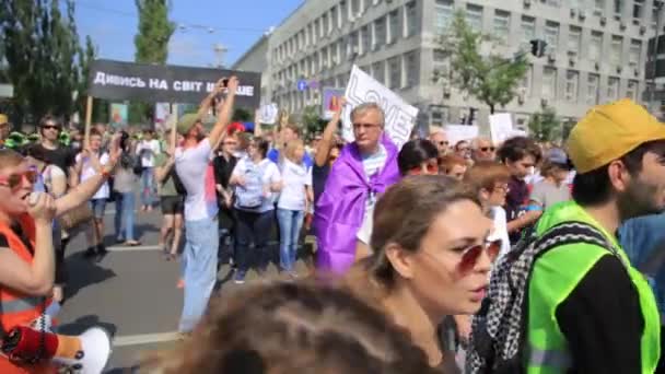 Kijów, Ukraina - 18 czerwca: marca parada dumy gejowskiej Lesbijka Lqbt równości w Kijowie — Wideo stockowe