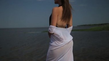 Güzel seksi kaygısız beyaz kızı onun plaj yaşam tarzı dans eden deniz sahilde poz zevk