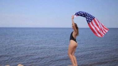 Bikini ile ABD bayrağı sahilde tam dans için hayattan zevk güzel ince kız