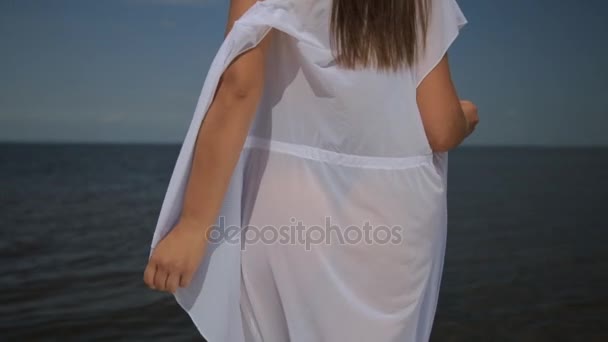 Красива сексуальна безтурботна біла дівчина насолоджується своїм пляжним способом життя танцює позує на морському пляжі — стокове відео
