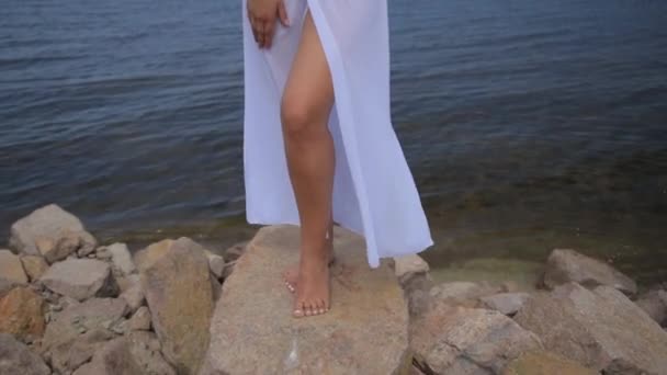 Hermosa chica caucásica despreocupada sexy disfrutando de su estilo de vida de playa bailando posando en la playa del mar — Vídeo de stock