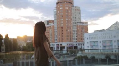 Kentsel mutlu yaşam tarzı yaşayan şehir sokaklarında yürüyen güzel karışık ırk kadın