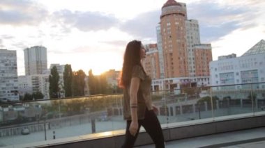 Kentsel mutlu yaşam tarzı yaşayan şehir sokaklarında yürüyen güzel karışık ırk kadın