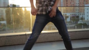 Son moda mutlu Asya öğrenci dansçı adam sokak Freestyle şehirde günbatımında dans.