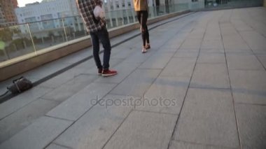 Asyalı öğrenci bir karma yarış kız fotoğrafçı açık havada şehir için poz. Sahne arkasında photosession photoshoot