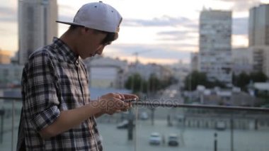 Smartphone Kentsel şehir merkezinde gece ışıklar iletişim teknolojisi 4 g resepsiyona mesaj Sms App seyahat uygulaması yazarak yakışıklı Asya öğrenci adam