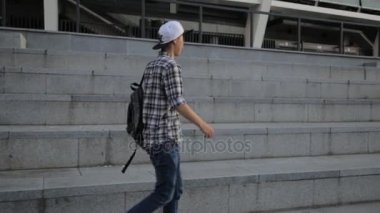 Son moda mutlu Asya öğrenci dansçı adam sokak Freestyle şehirde günbatımında dans.