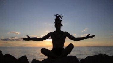 Kızılderili Kızılderili tüy mohawk Aksesuar pratik yoga gün batımında başına bir adam silüeti