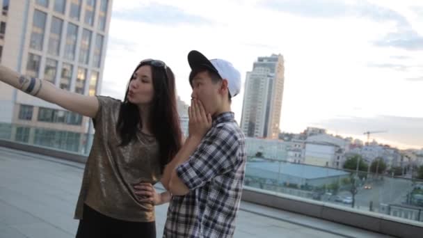 Mieszany rasa Azjatycka przyjaciółmi, biorąc selfie z inteligentny telefon i drwi twarze — Wideo stockowe