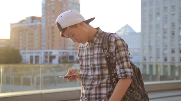 Knappe Aziatische student man te typen smartphone stedelijke centrum van nacht lichten communicatietechnologie 4g ontvangst Texting Sms App reizen toepassing — Stockvideo