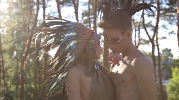 Bonito nativo americano indiano homem e mulher em vestido tradicional na floresta . — Vídeo de Stock