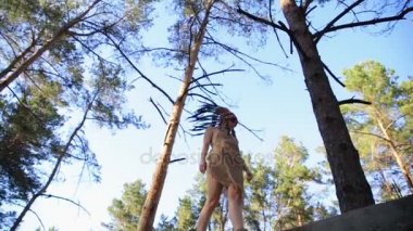 Kızılderili Hint ormanda yürüyen güzel kadın arıyorum