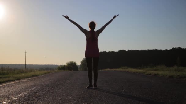 Vrouw doet yoga uitoefening van gezonde levensstijl fitness buiten. — Stockvideo