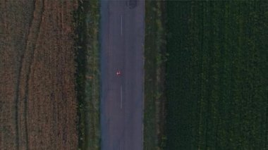 Bir yol alan günbatımında çalışan spor jogging yapan kadın.