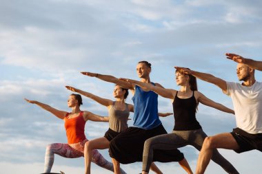 Karışık yarış grup egzersiz yoga sağlıklı yaşam fitness savaşçı pozlar insan