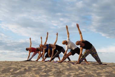 Karışık yarış grup egzersiz yoga sağlıklı yaşam fitness savaşçı pozlar insan