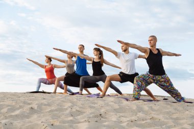 Karışık yarış grup egzersiz yoga sağlıklı yaşam fitness savaşçı pozlar insan