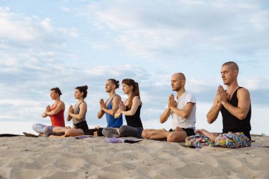 Karışık yarış grup egzersiz yoga sağlıklı yaşam fitness savaşçı pozlar insan