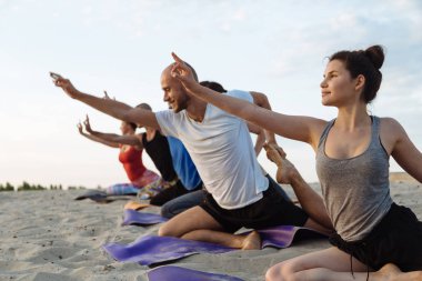 Karışık yarış grup egzersiz yoga sağlıklı yaşam fitness savaşçı pozlar insan