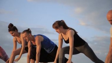 Karışık yarış grup egzersiz yoga sağlıklı yaşam fitness savaşçı pozlar insan