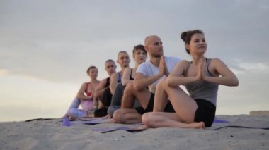 Karışık yarış grup egzersiz yoga sağlıklı yaşam fitness savaşçı pozlar insan