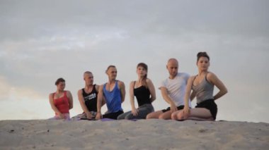 Karışık yarış grup egzersiz yoga sağlıklı yaşam fitness savaşçı pozlar insan