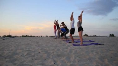 Karışık yarış grup egzersiz yoga sağlıklı yaşam fitness savaşçı pozlar insan