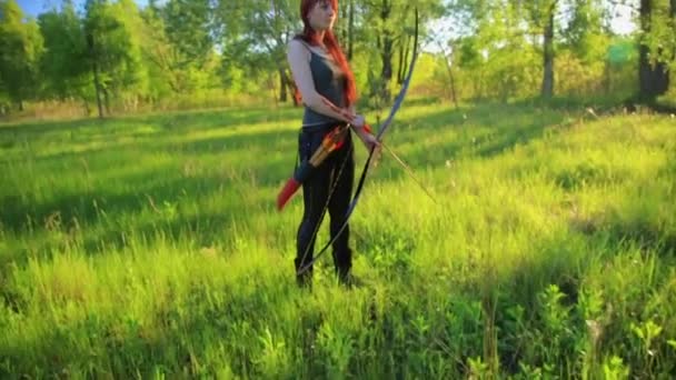 生姜髪の女性アーチャー彼女の弓と矢と自己目標を撮影した一方 mehendi ヘナ タトゥー. — ストック動画